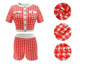 Detaillierte Makroansicht des rot-weißen Hahnentrittmusters auf einem bauchfreien Set