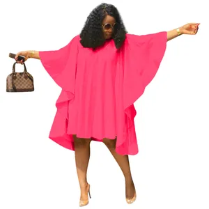 Robe caftan rose vif surdimensionnée avec manches chauve-souris plissées et coupe ample