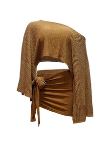 Completo due pezzi marrone a pieghe con top monospalla e minigonna a portafoglio.