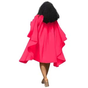 Vue arrière détaillée d'une robe plissée rose vif de grande taille avec manches chauve-souris