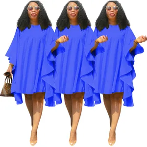 Robe plissée bleue grande taille à manches chauve-souris montrée en trois vues