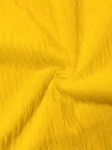Macro di tessuto giallo traspirante con elegante trama increspata per abbigliamento da mare