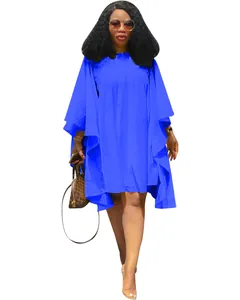 Vue d'ensemble d'une robe plissée bleu roi grande taille avec manches chauve-souris.