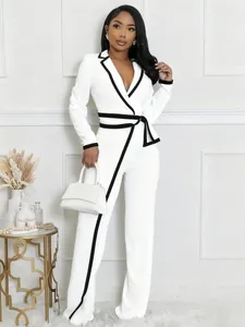 Elegante mono de manga larga con ribete de contraste y cinturón en la cintura chic.