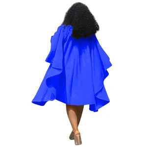 Vue arrière d'une robe plissée bleu vif grande taille avec des manches chauve-souris amples