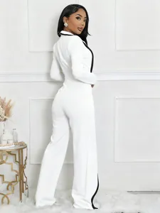 Vista trasera de un elegante mono blanco de manga larga con rayas laterales negras