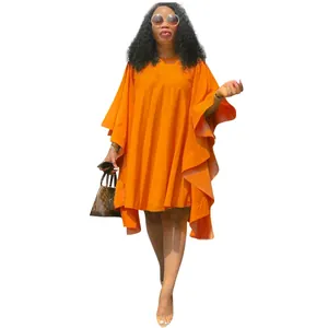 Vue détaillée d'une robe orange surdimensionnée à manches chauve-souris sur un mannequin.