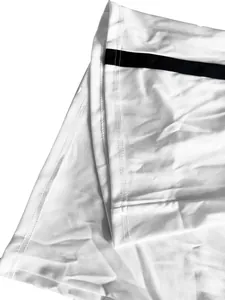 Primer plano detallado de las costuras de tela blanca y raya negra en el mono de moda
