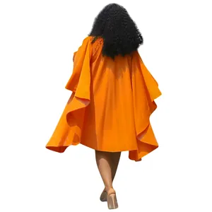 Vue arrière d'une robe orange vibrante grande taille avec manches chauve-souris plissées