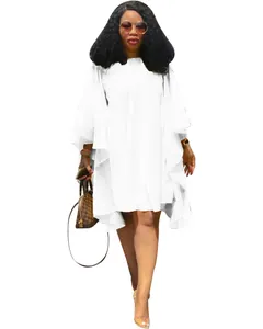 Détail d'une robe blanche grande taille avec manches chauve-souris et plis.