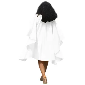 Vue arrière d'une robe blanche à manches chauve-souris grande taille avec plis fluides