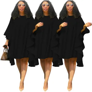 Vue détaillée d'une robe plissée noire de grande taille avec manches chauve-souris