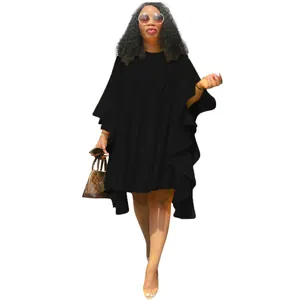 Robe élégante grande taille noire à manches chauve-souris et détails plissés pour femme.