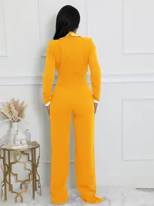 Vista trasera de un elegante mono naranja de manga larga con detalles blancos