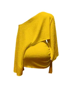 Dettaglio del completo a due pezzi giallo a pieghe con top monospalla e gonna