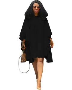 Vue détaillée d'une robe plissée noire à manches chauve-souris pour femmes de grande taille