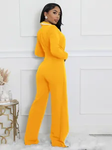 Vista lateral de mono amarillo vibrante de manga larga con detalle de cuello blanco.