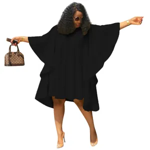 Robe noire ample grande taille avec manches chauve-souris et sac à main à carreaux
