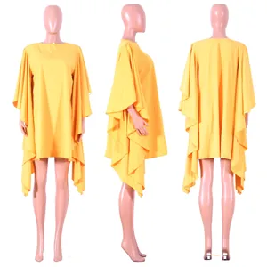 Vues avant latérale et arrière d'une robe jaune plissée à manches chauve-souris