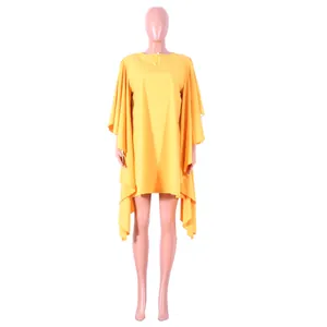 Vue de face d'une robe jaune ample avec des manches chauve-souris et une texture plissée