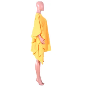 Vue latérale d'une robe plissée jaune surdimensionnée avec des manches chauve-souris