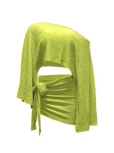 Dettaglio del set plissettato verde lime con top monospalla e gonna con laccetti