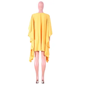 Vue arrière d'une robe jaune grande taille avec manches chauve-souris sur mannequin