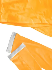 Detalle que muestra la textura de la tela naranja y el ribete plateado del mono largo