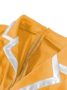 Primer plano de mono amarillo con cremallera invisible y ribete blanco en zigzag.