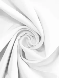 Vue macro détaillée de la texture du tissu plissé blanc pour robe de grande taille.