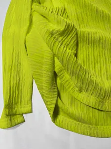 Primo piano del tessuto traspirante testurizzato giallo neon per set vacanza al mare.