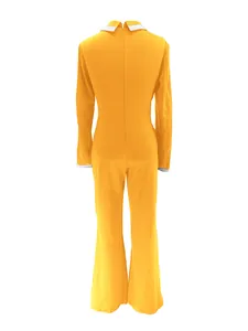 Mono naranja brillante de manga larga con cuello y puños blancos, detalle de la espalda.