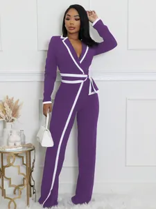 Elegante mono morado de manga larga con ribetes blancos en contraste y cinturón