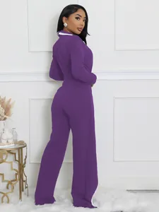 Vista lateral del elegante mono morado de manga larga con detalle de cuello blanco