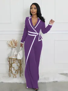 Mono largo cruzado morado elegante con ribetes blancos en contraste y cinturón ajustable.