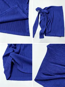 Dettaglio del tessuto a coste blu reale e dell'elegante nodo a fiocco sulla gonna