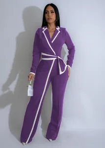 Vista detallada de un elegante mono morado para mujer con ribete blanco y cinturón