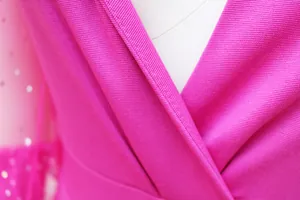 Primo piano della scollatura della tuta magenta con trama a maglia fine e dettagli mesh.