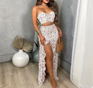 Dettaglio del sexy completo a fiori due pezzi con crop top a fascia e gonna a spacco