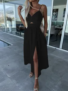 Detailansicht eines eleganten schwarzen Maxikleides mit Trägern, Taillenausschnitt und Schlitz