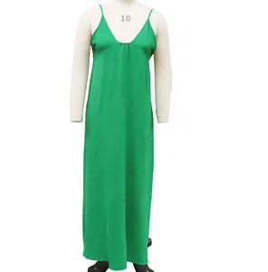Vista frontal de un vibrante vestido largo de verano verde con ajuste holgado y tirantes