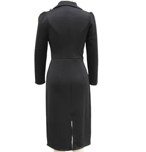 Rückansicht eines eleganten schwarzen Midikleids mit hoher Taille und langen Ärmeln