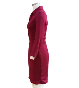 Vista laterale di un elegante abito midi bordeaux a maniche lunghe con colletto aderente.