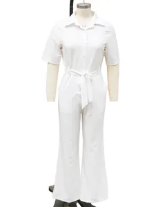 Nahaufnahme eines weißen Kurzarm-Jumpsuits mit elegantem Hemdkragen und Taillenband.