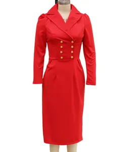 Elegantes rotes zweireihiges Langarm-Midikleid mit Goldknöpfen an der Schaufensterpuppe