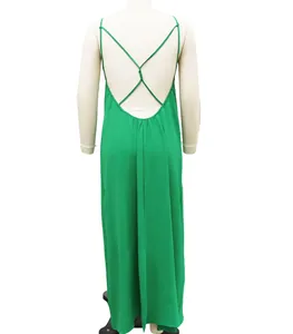 Vista trasera de un vestido largo verde de tirantes con un diseño cruzado en la espalda