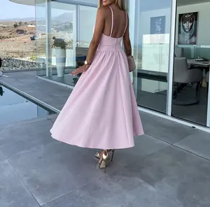 Rückenansicht eines eleganten rosa Midikleids mit Spaghetti-Trägern und Faltenrock