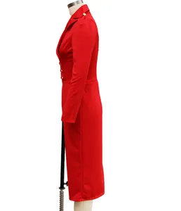 Seitenansicht eines eleganten roten langärmeligen Midikleides mit Goldknöpfen auf Torso.