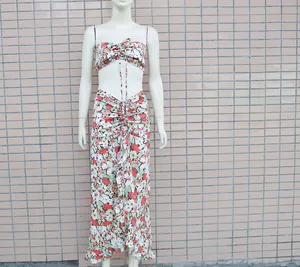 Elegante set due pezzi floreale bohémien con crop top a coulisse e gonna lunga a balze
