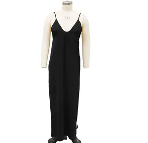 Vista detallada del vestido playero largo negro con cuello en V sobre un maniquí